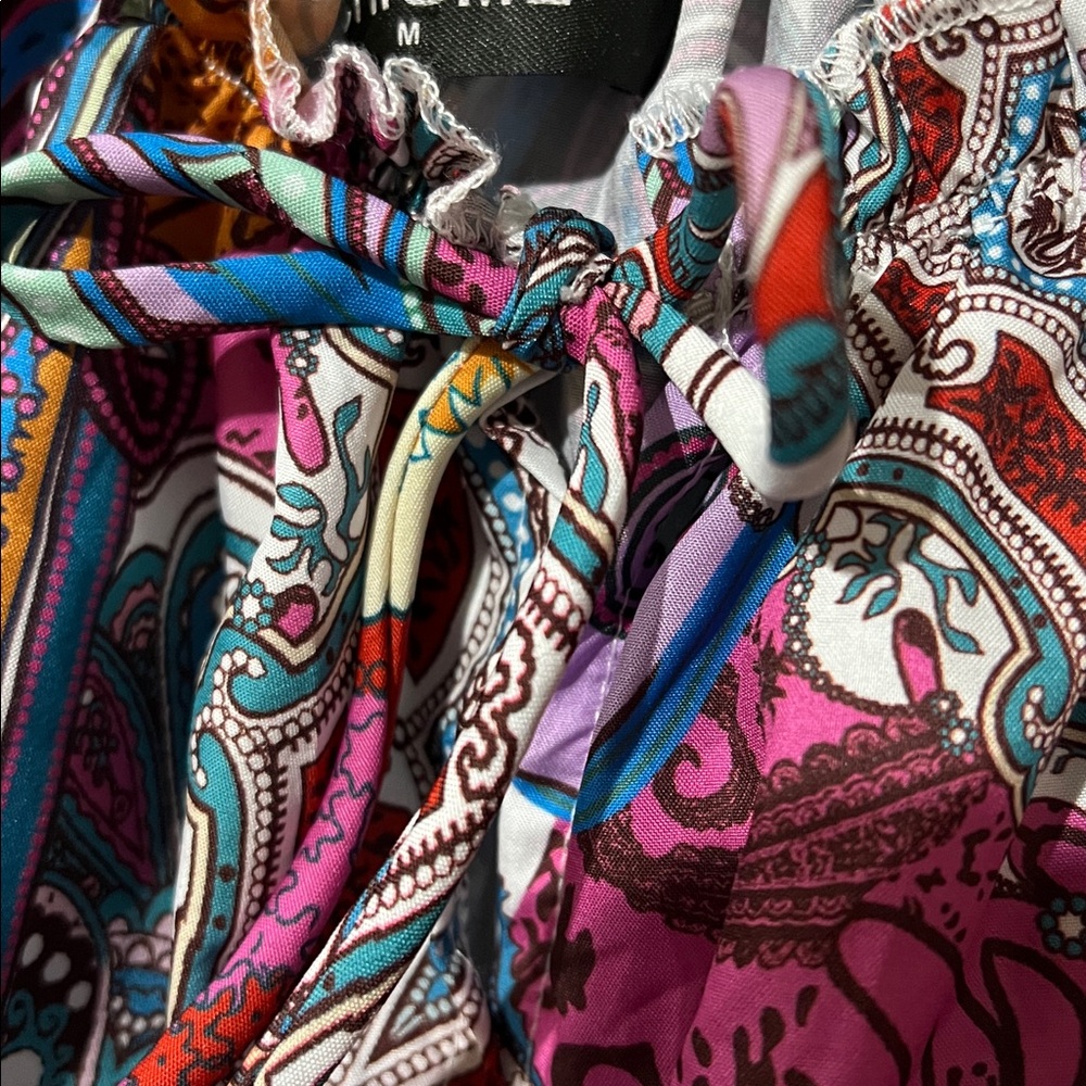 💲2💲if BUNDLED 3 or more $2 itemVibrant Paisley Blouse Elastic Neckline C100 - Picture 2 of 10